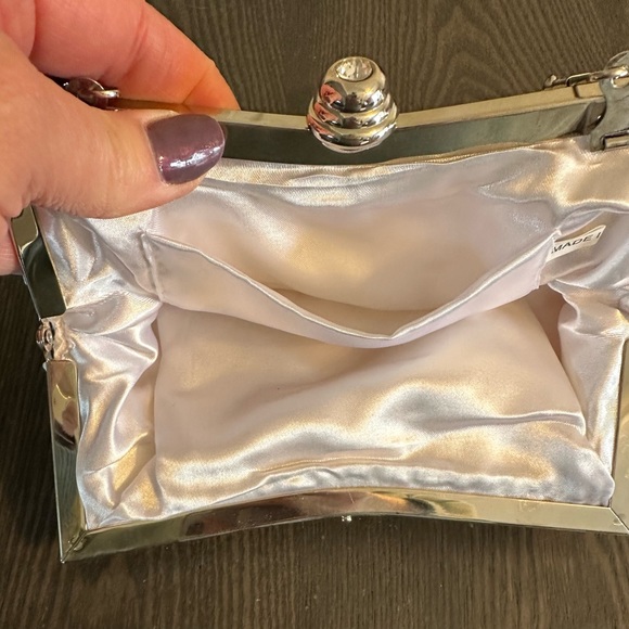 White clutch - Picture 3 of 4